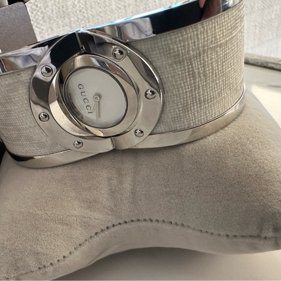 Gucci Women's YA112419 Twirl Two-Tone Stainless steel and Fabric Watch - Picture 9 of 15